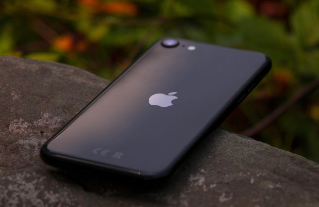 Co takhle tento iPhone SE 2020📱? Líbí se Vám? Nám moc🤍 Také ho najdete u nás na e-shopu jak v Použité variantě tak i Nové😊...