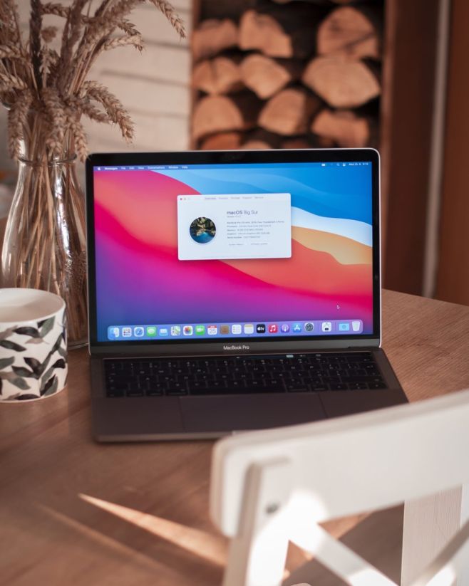 Na prodejně a e-shopu se nám objevil tady tento nádherný MacBook Pro (13-inch, 2016) s TouchBarem😍 💻Na Touch Baru můžete...